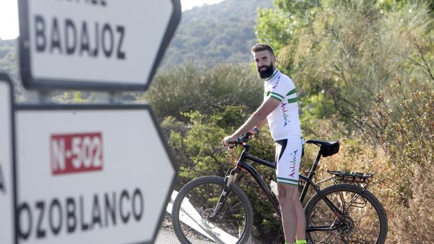 Juan Jesús Muñoz, con su bicicleta camino de Santiago