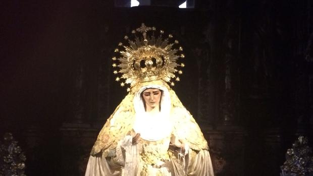 La corona que la Buena Muerte compró en 1952          a los Negritos para la Reina de los Mártires