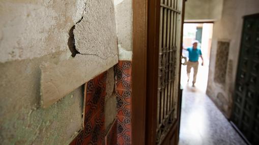 Algunas casas están en ruinas, frente a otras de nueva construcción