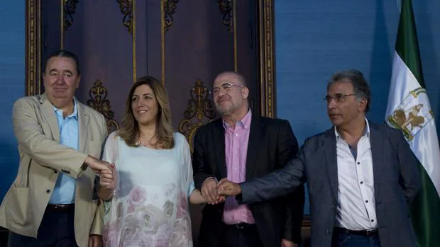 La presidenta de la Junta de Andalucía, Susana Díaz, con responsables de UGT, CSIF y CC.OO.