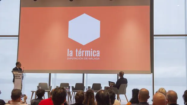 Elías Bendodo hablando sobre el centro cultural La Térmica; a su lado, el alcalde, el viernes en Santander