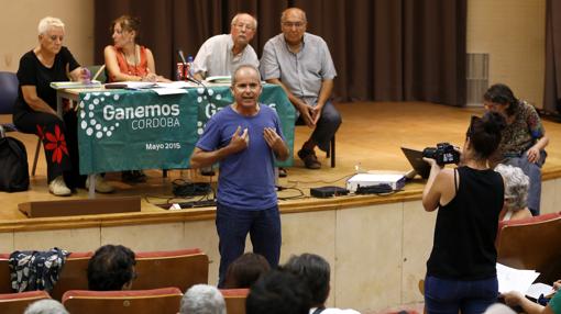 El portavoz municipal de Ganemos Córdoba durante una asamblea