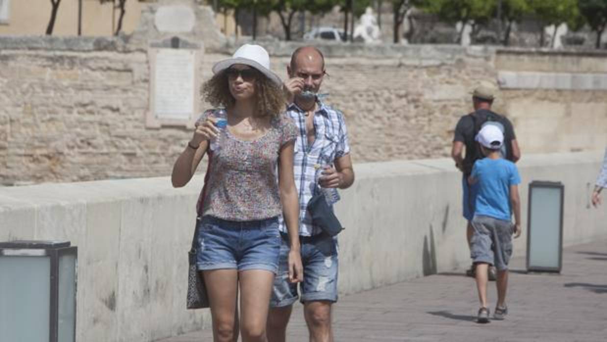 Dos turistas en el Puente Romano de Córdoba