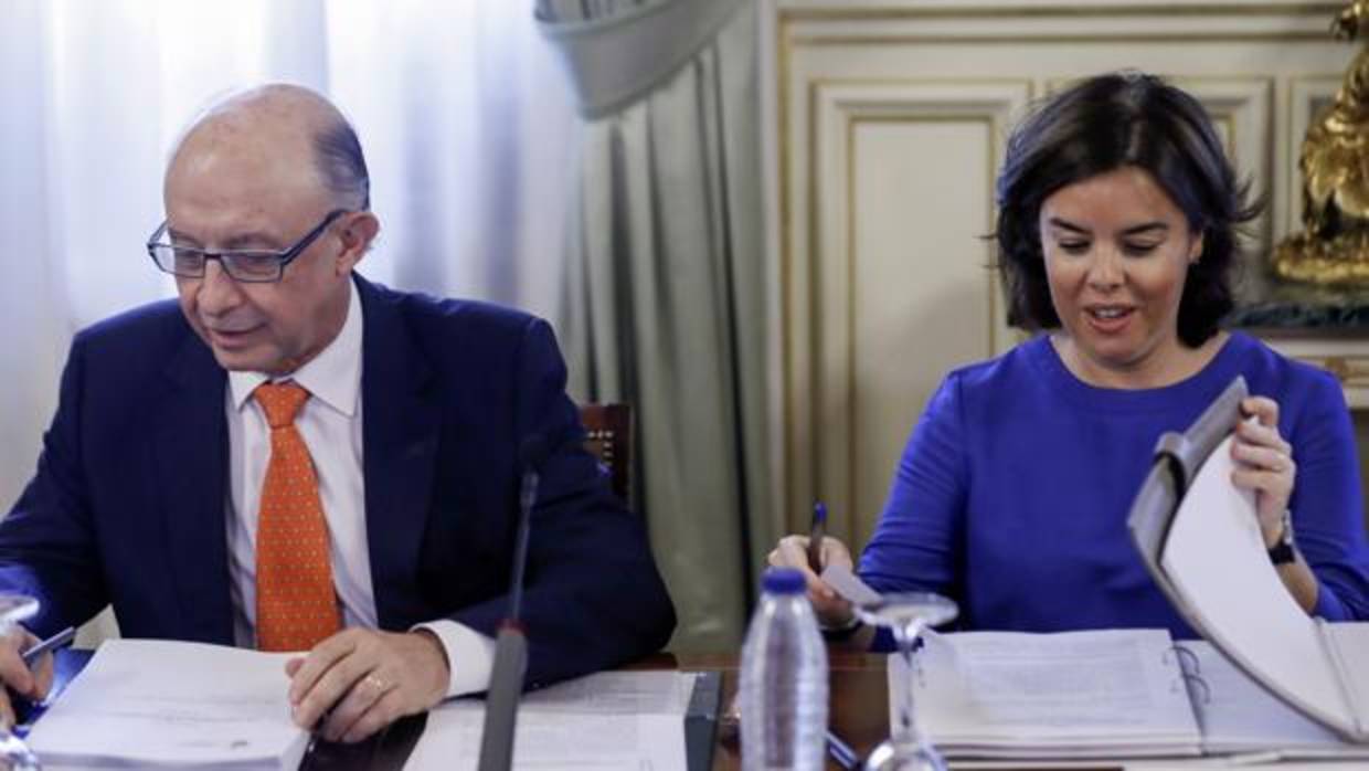 La vicepresidenta del Gobierno, Soraya Sáenz de Santamaría, y el ministro de Hacienda, Cristóbal Montoro