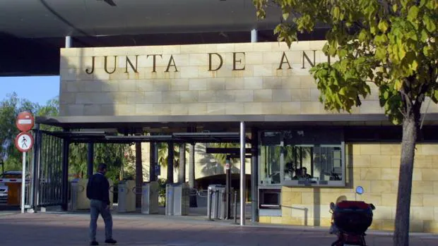 Empleados públicos en los accesos a Torretriana, el mayor edificio administrativo de la Junta de Andalucía