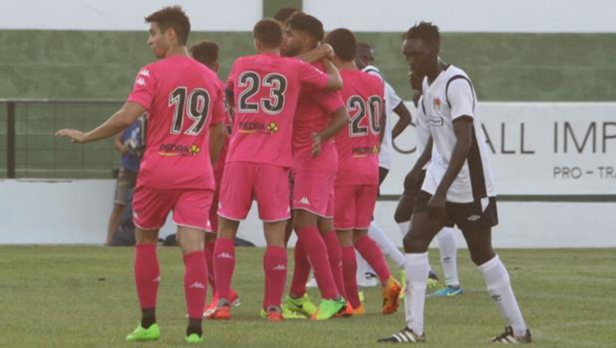 Los jugadores del Córdoba se abrazán tras el primer gol en Antequera