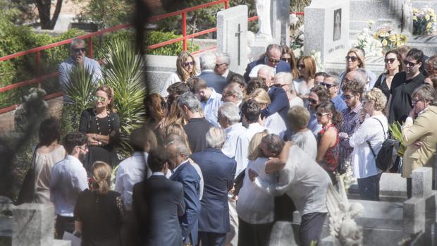 Familiares y amigos en el cementerio de Linares