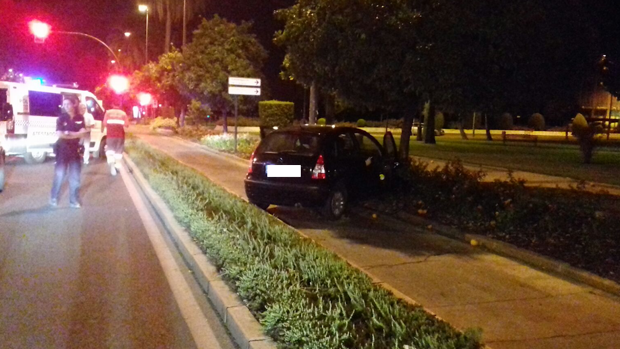 Una conductora que da positivo por alcohol empotra el coche en los jardines de Vallellano de Córdoba