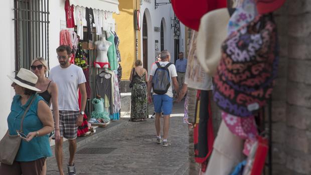 Los comercios sacan expositores a la calle para llamar la atención de los clientes