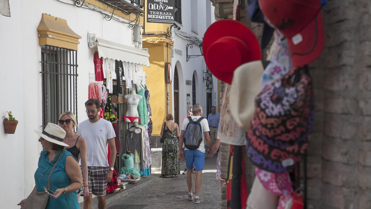 Los comercios sacan expositores a la calle para llamar la atención de los clientes