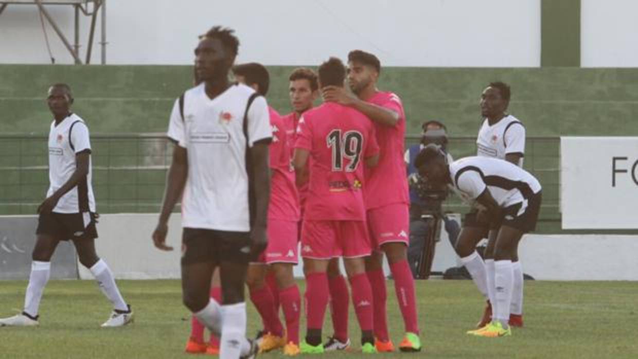 Jona recibe una felicitación por su gol en Antequera