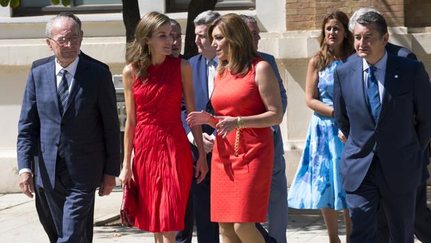 La Reina Letizia charla con Susana Díaz en la reunión de directores del Instituto Cervantes