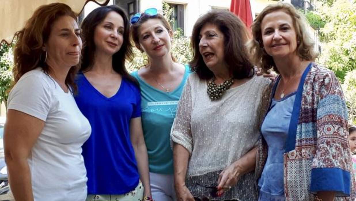 Merecedes Alaya, junto a Maribel, Estrella, María Angustias y Mercedes, afectadas por el impuesto