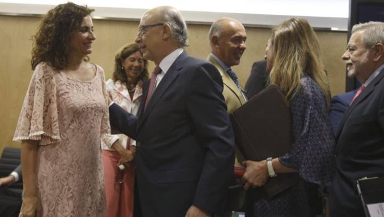 El ministro de Hacienda, Cristóbal Montoro, charlando con la consejera del ramo, María Jesús Montero