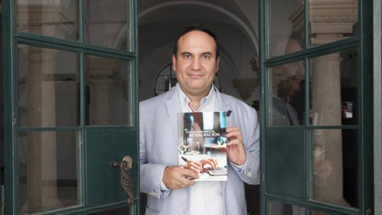 Ricardo Hernández con el libro «Gestión económica de restauración»