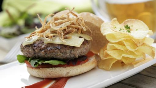 Hamburguesa de cordero con patatas