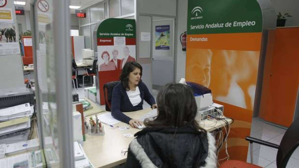 Una demandante de empleo es atendida en la oficina de Colón del Servicio Andaluz de Empleo