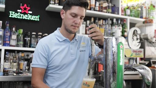 Un empleado de Los Chopos sirviendo una cerveza de grifo