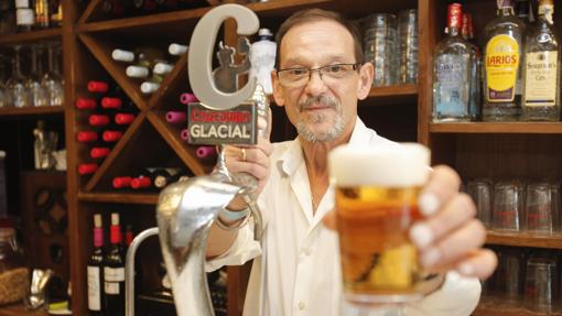 Miguel Eguidazu en su Taberna Casa Tollín, en la calle Málaga