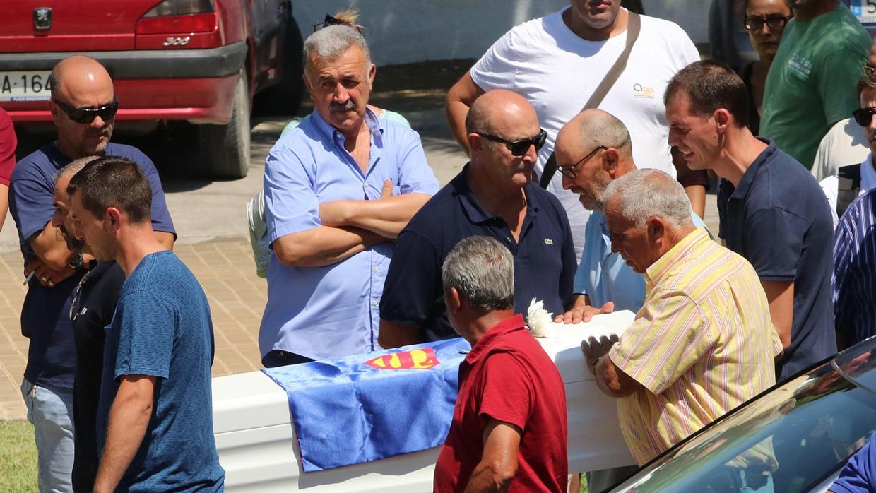 Familiares portan el féretro de la pequeña Lucía. Atrás, con polo azul, su progenitor