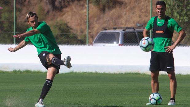 Javi Lara ejecuta un golpeo