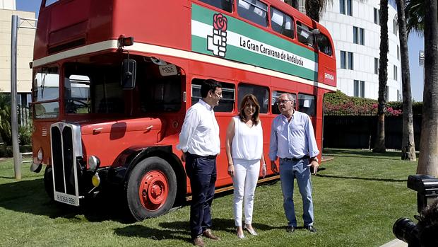 Mario Jiménez, Susana Díaz y Juan Cornejo con el mítico autobús que recorrió Andalucía en 1977