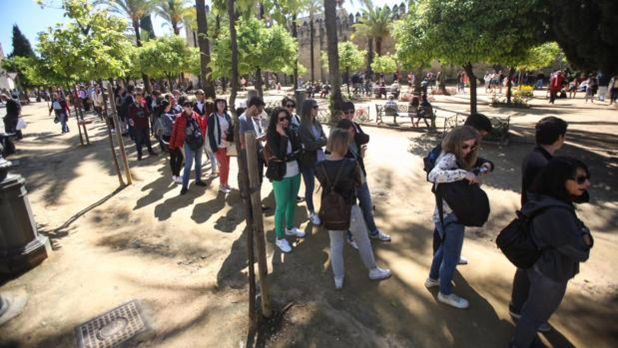 Colas de turistas para entrar en el Alcázar