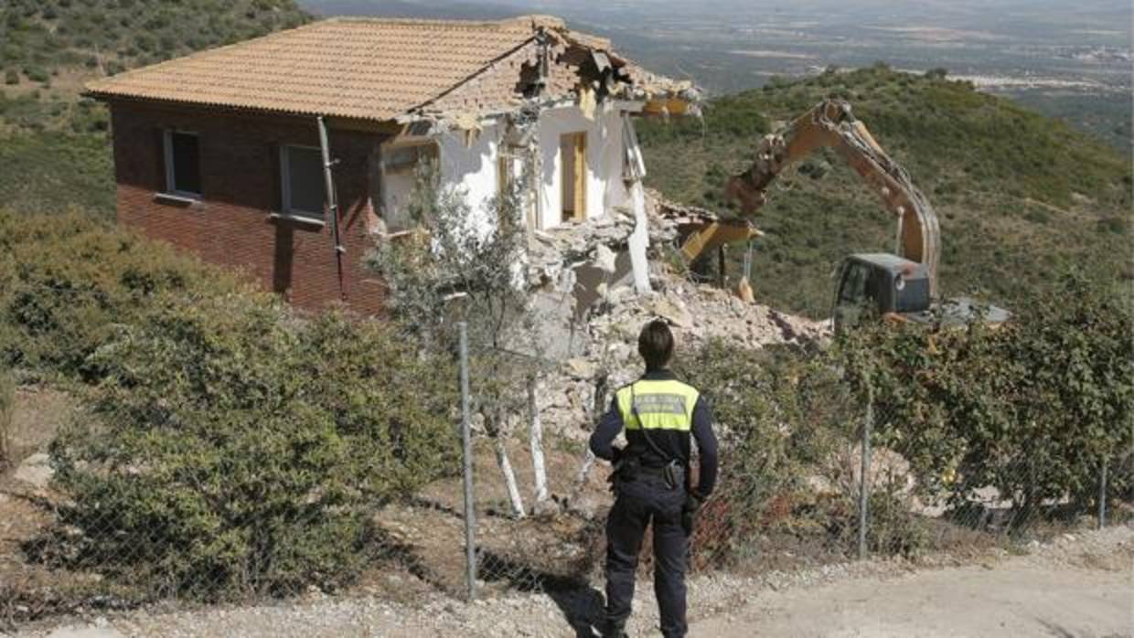 Derribo de una casa ilegal en una parcela de la Sierra