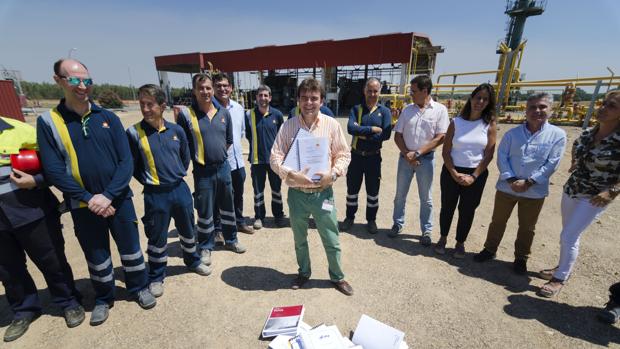 Francisco Velasco, director del Proyecto Marismas, con los estudios sísmicos de esta iniciativa.