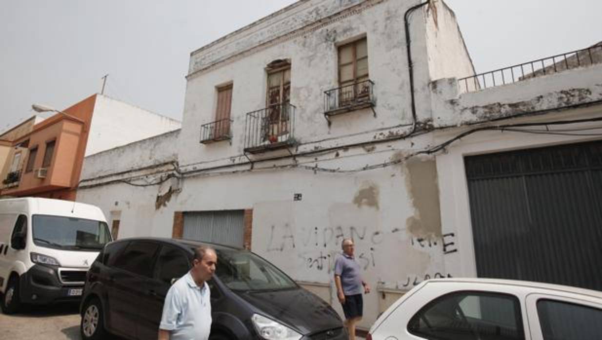 Una casa abandonada en el barrio de Huerta de la Reina