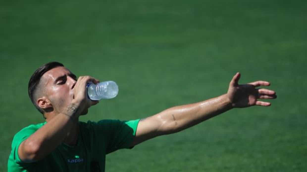 Guardiola se refresca en una entrenamiento