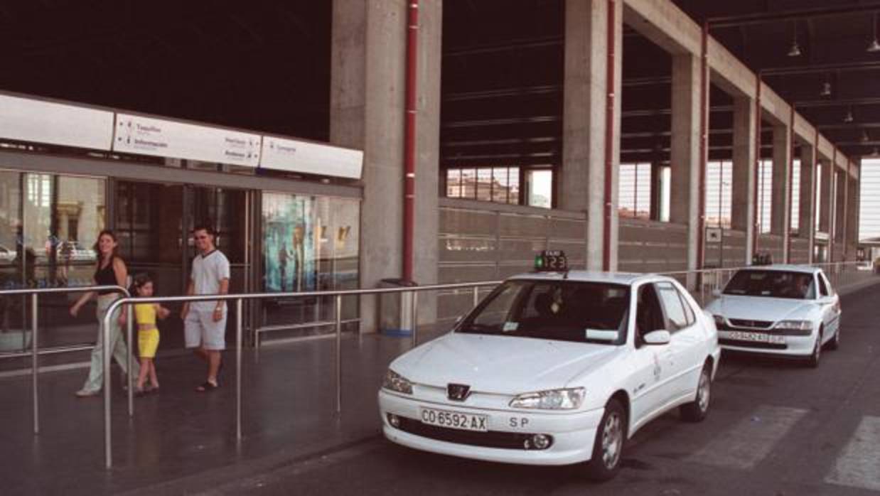 Parada de taxis en la estación de Renfe en Córdoba