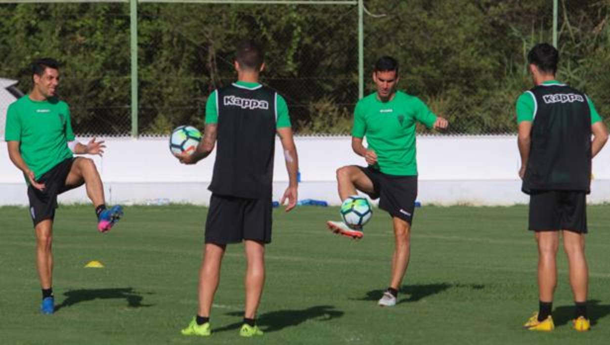 Alfaro y Caballero golpean el balón