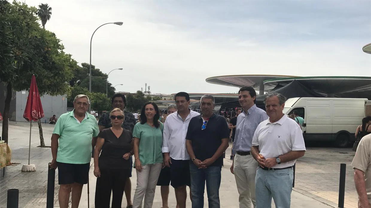Concejales del PP junto a representantes de Uvaco en el mercadillo de las Setas