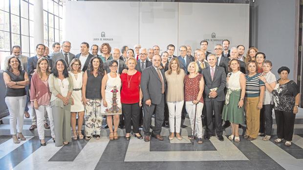 Susana Díaz y Manuel Jiménez Barrios, con los «embajadores»