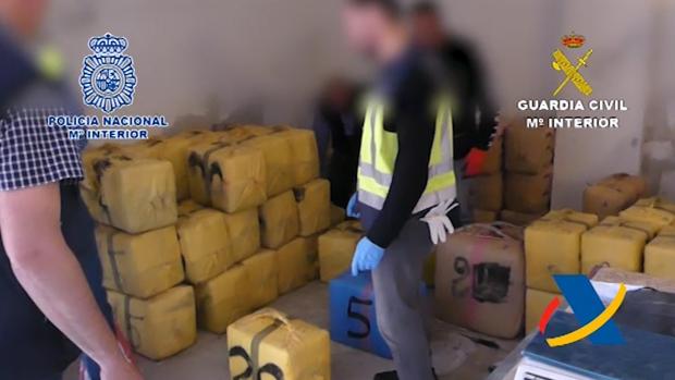 Intervenidos cerca de 2500 kilos de hachís en un garaje en Granada