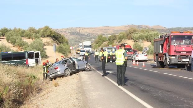 Un muerto y un herido grave en una colisión entre dos coches en la A-318 a la altura de Luque