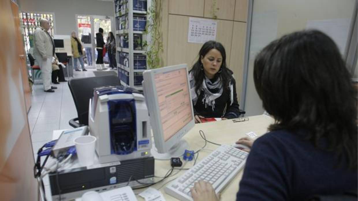 Una joven en una oficina de empleo de Córdoba