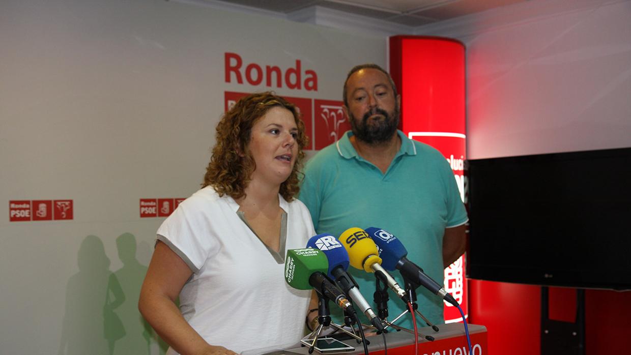La alcaldesa de Ronda, Teresa Valdenebro, junto al recién dimitido concejal José María Jiménez