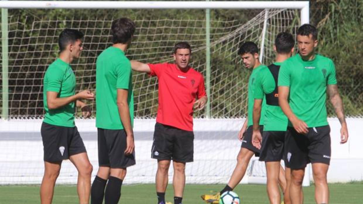 Carrión, entre sus jugadores