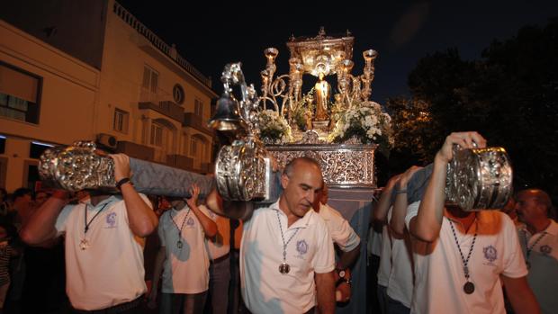 Alcolea reza junto a la Virgen de los Ángeles