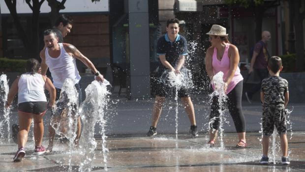 Turistas refrescándose en Córdoba tras la última ola de calor del pasado julio