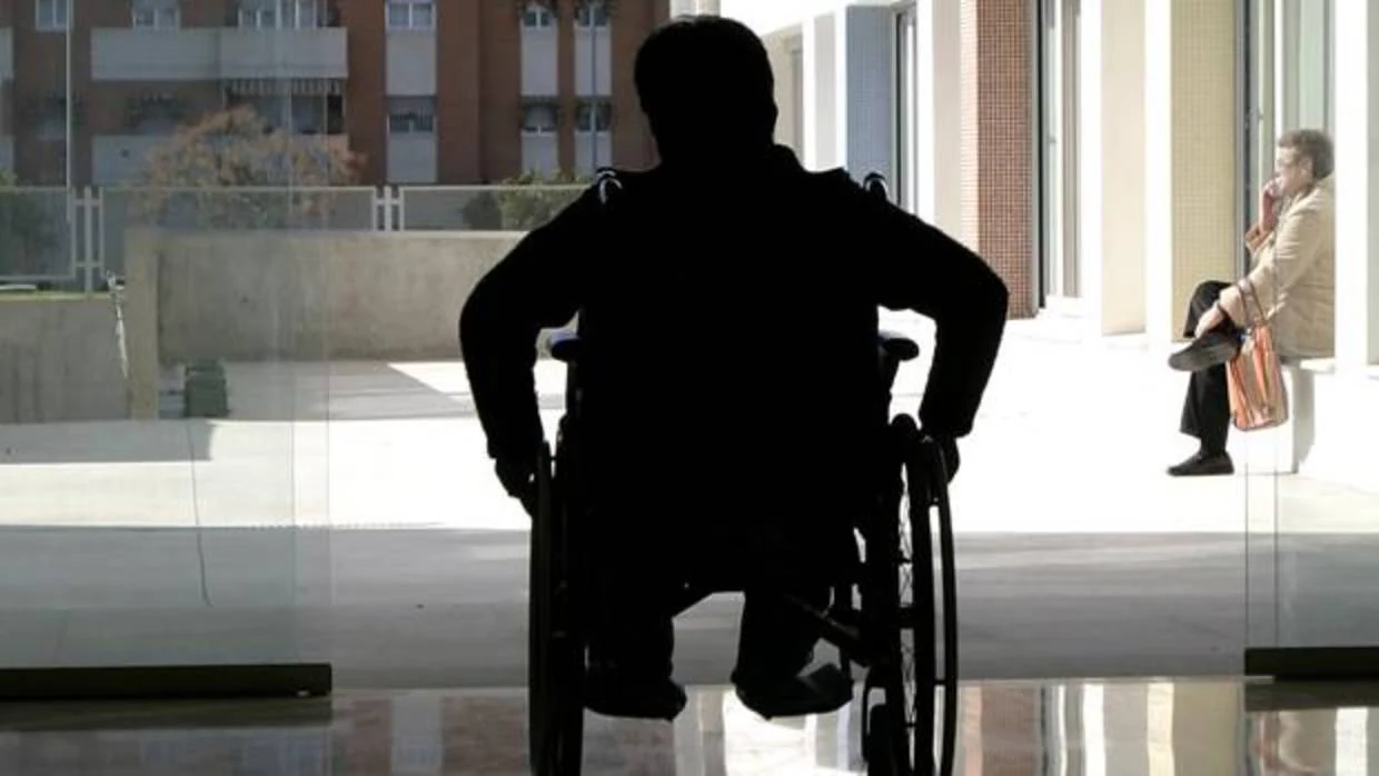 Una persona en silla de ruedas, en la residencia de Fepamic.