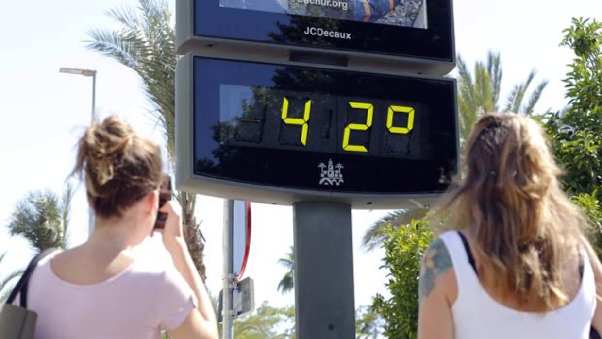 Un termómetro marca 42 grados durante la última ola de calor.