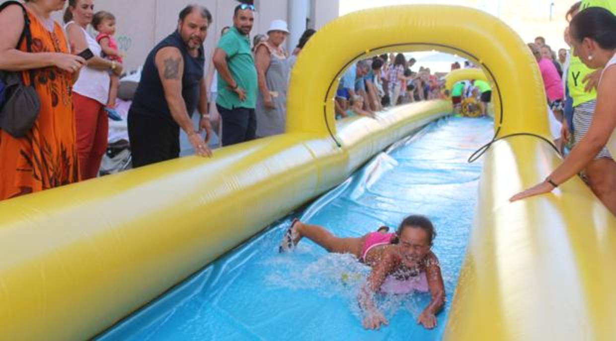 Una niña desciende por el tobogán gigante instalado en pleno centro de Baena