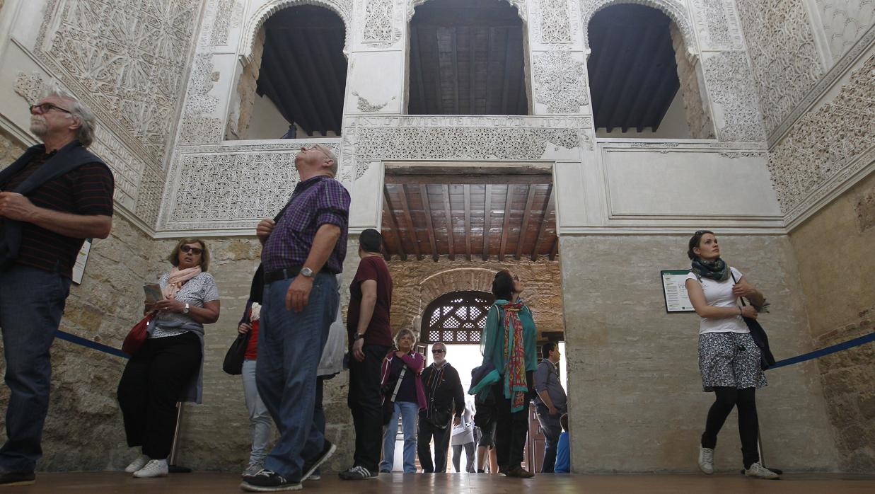 Un grupo de personas durante una visita a la Sinagoga de Córdoba