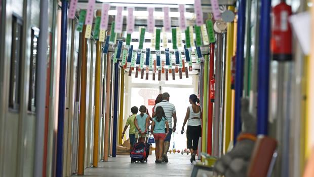 Los sindicatos proponen a la Junta bajar la ratio en los colegios para no cerrar unidades