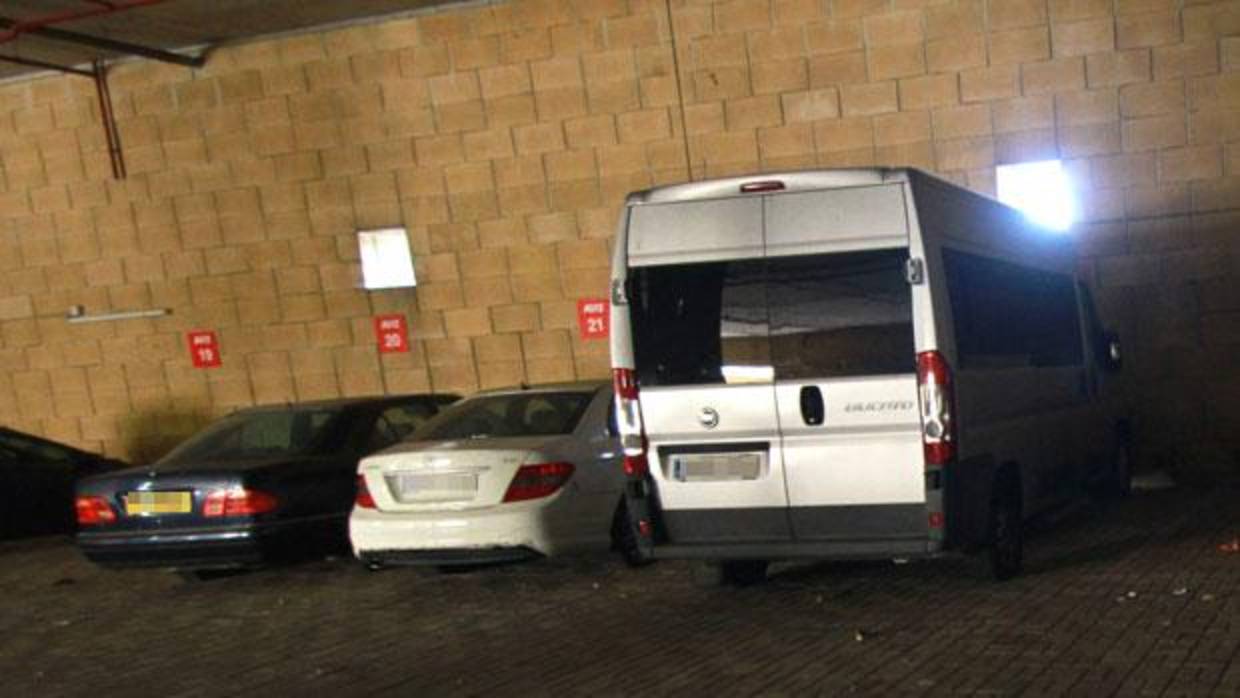 El conductor de origen chino aparcaba su furgoneta de nueve plazas en el párking del aeropuerto de San Pablo