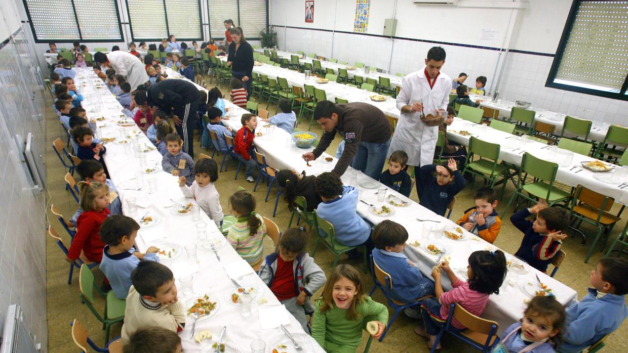 Comedor de un centro durante la hora del almuerzo del grupo de educación infantil