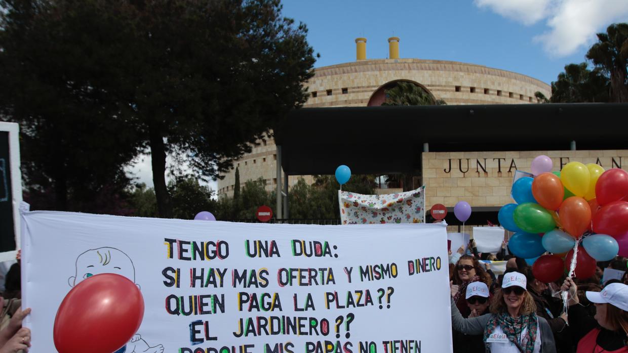 Manifestación delante de la Consejería de Educación contra el nuevo decreto de este año